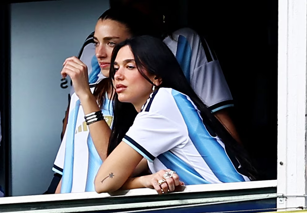Dua Lipa disfrutó desde un palco de La Bombonera el superclásico entre Boca y River