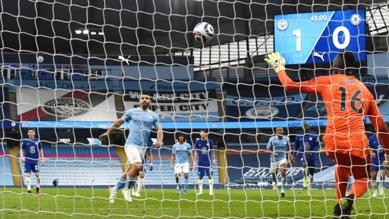 Una picardía del “Kun” le costó caro al City