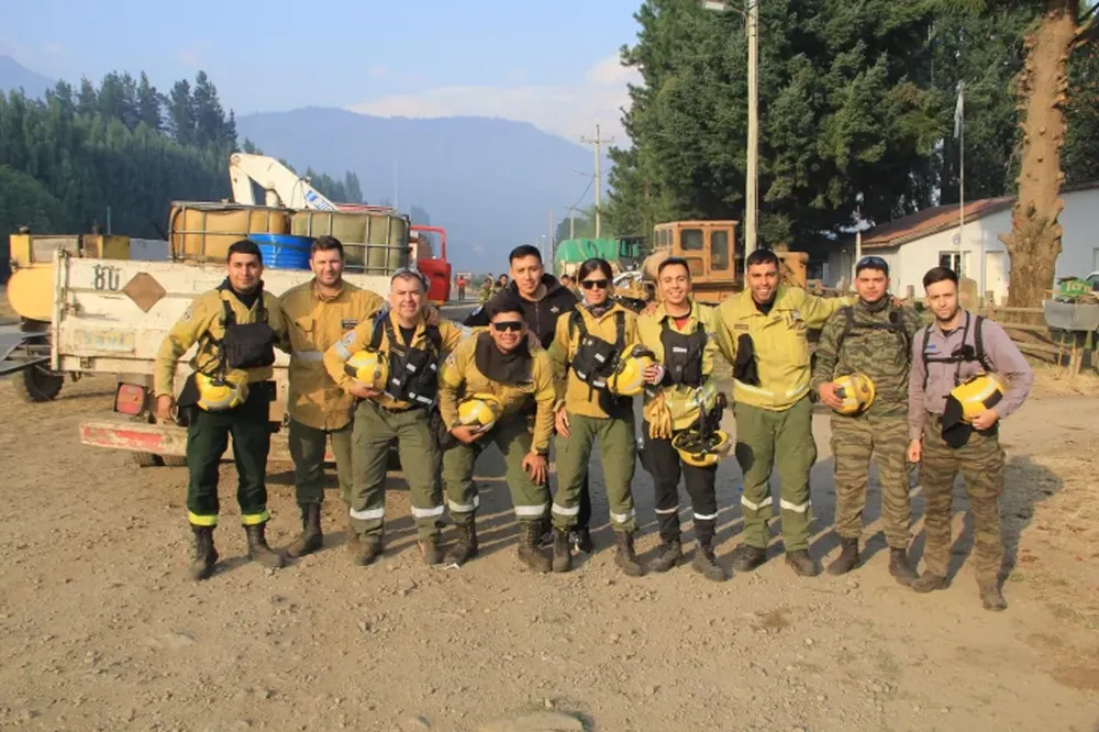Desde adentro, así es el trabajo de los bomberos sanjuaninos en Chubut: 12 horas de combate, apoyo a los nuevos y un incendio que no da tregua