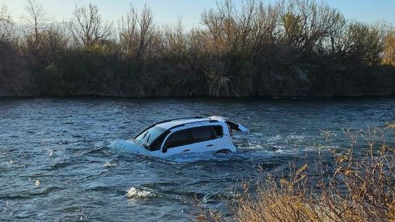 En un descuido, su hijo le echó el auto al río