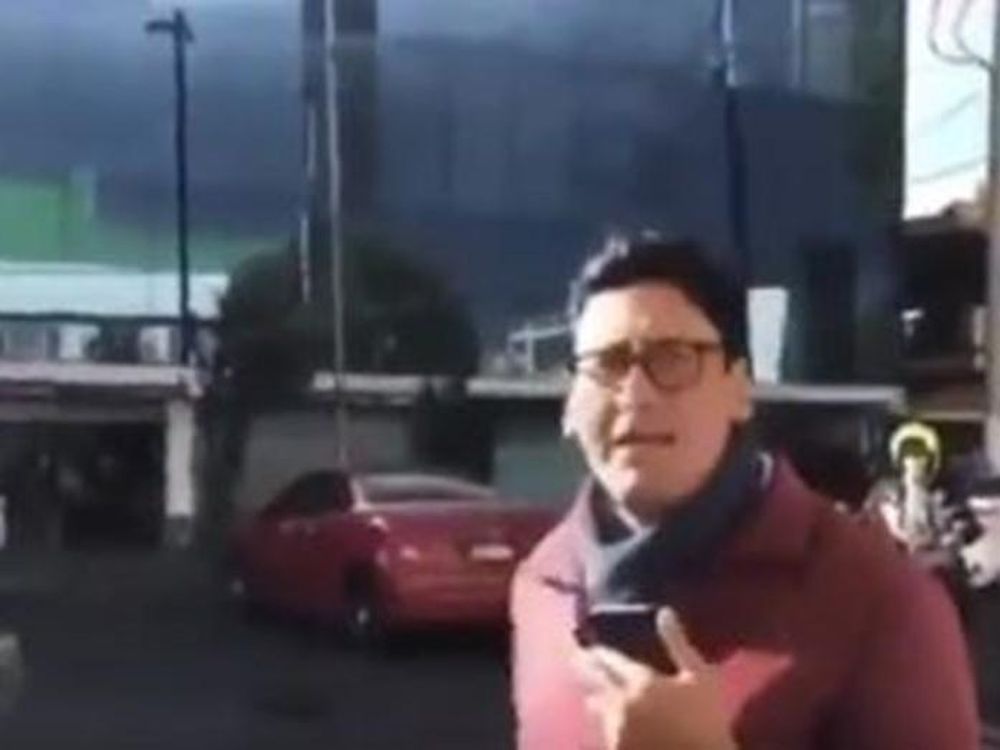 Un periodista cubría la caída de un árbol sobre un auto y se dio cuenta que era el suyo