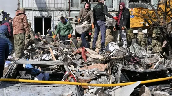 Una nueva ola de ataques rusos en Ucrania dejó un muerto y 37 heridos