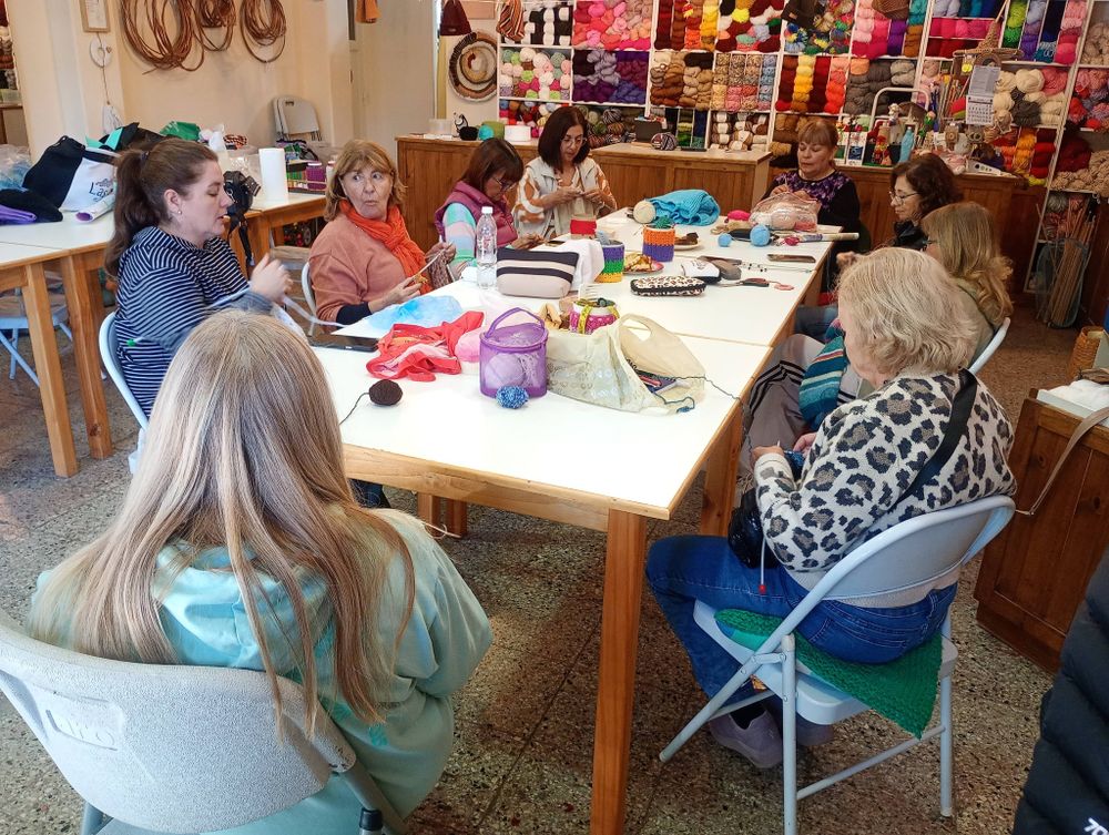 Las Paulas, es un local de venta de lana y taller de tejido donde las alumnas donan lo tejido a los recién nacidos del Hospital Rawson.