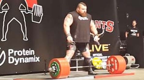 Video: levantó 500 kg y le explotaron venas de su cabeza