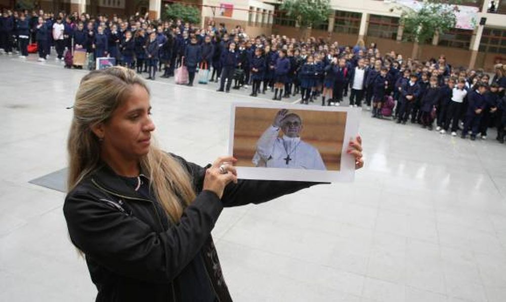 En los colegios, los alumnos rezaron para cumplir con el pedido de Francisco