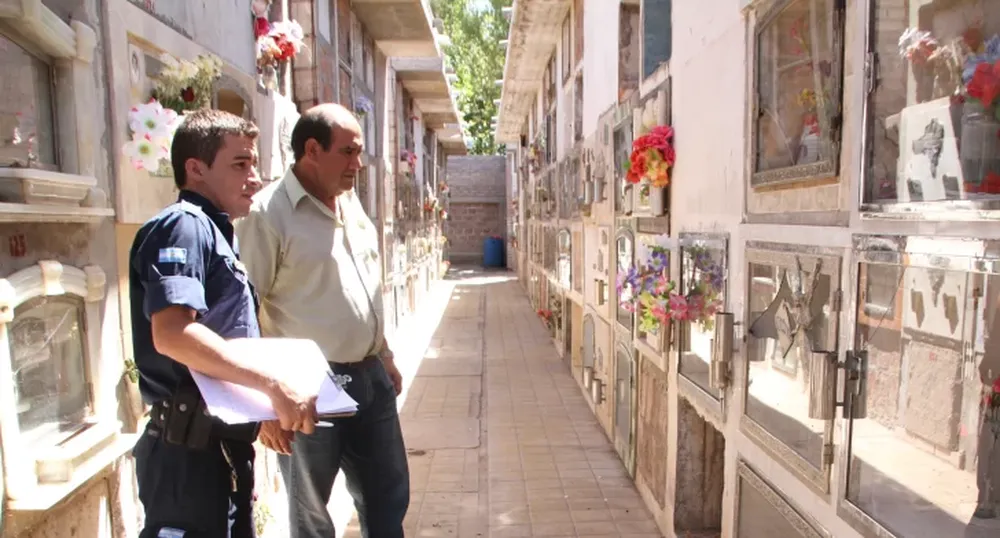 Vándalos atacan 15 nichos y causan destrozos dentro del cementerio de Albardón.
