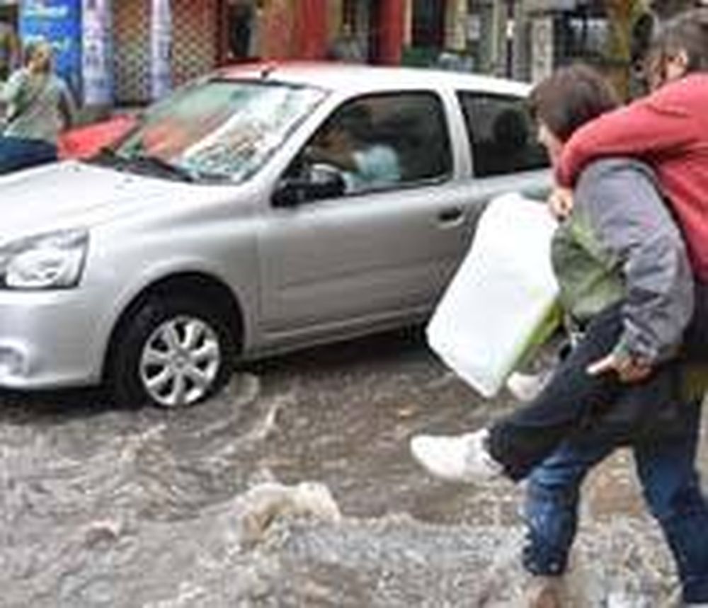 Calles anegadas y semáforos sin funcionar