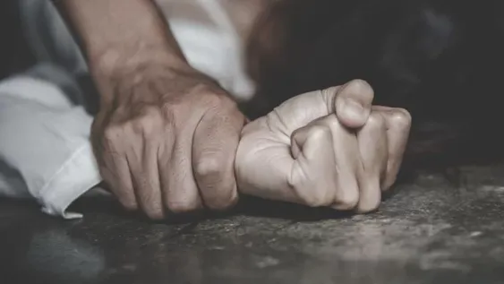 Entró a la casa de su expareja y la violó en la habitación de sus hijos