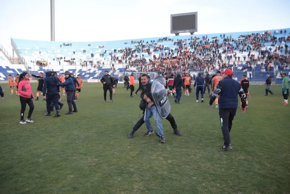 El presidente de la Liga se inclina por prohibir a la hinchada de Unión que vaya a la cancha