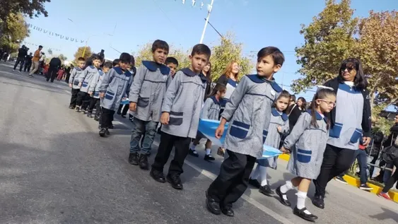 La Diagonal caucetera se tiñó de celeste y blanco en el desfile por el Día de la Patria