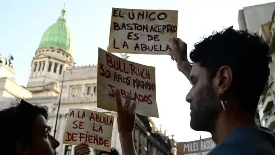 MÁS. Sindicatos y organizaciones de izquierda marcharon junto a los jubilados.