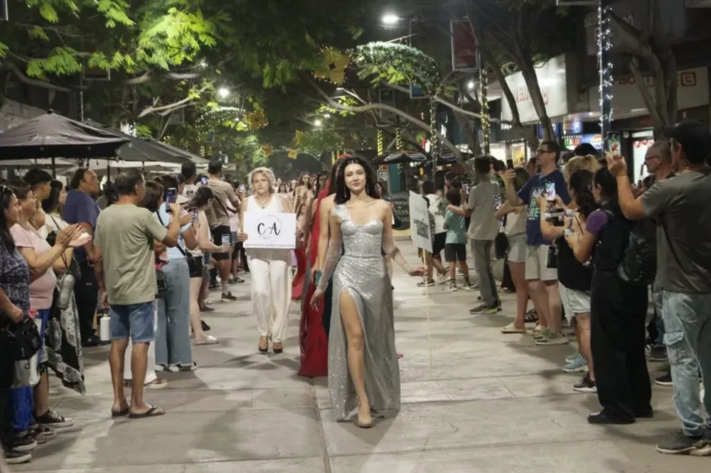 La moda y el diseño de indumentaria de San Juan impresionó en el cruce de las peatonales con un flahsmob