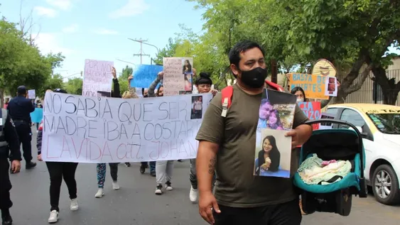 La marcha contra el Rawson que encabezaron un papá y la beba que perdió a su madre