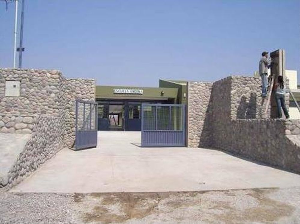 Ni la custodia puede frenar los robos en una escuela: entraron y se llevaron hasta peluches