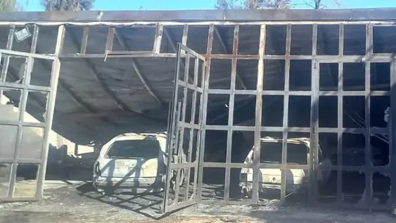 DOS DE LOS CINCO  autos y dos cuatriciclos quedaron destruidos por las llamas en un taller mecánico de Caucete.