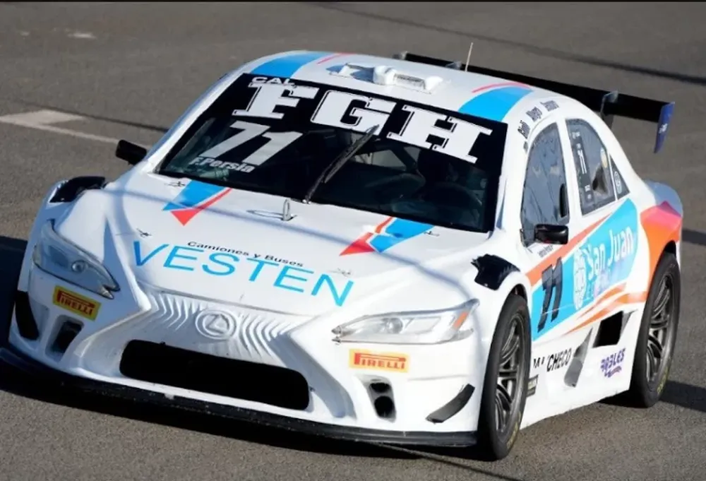 Fabricio Persia subió al podio en San Nicolás. Con su Lexus fue tercero en la carrera del Top Race V6, ayer en San Nicolás.