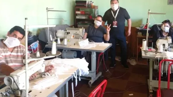 Algunos talleres comunitarios confeccionan los tapabocas