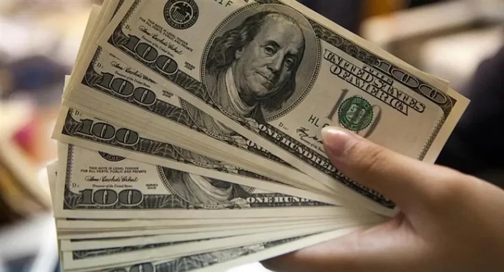 El dólar, a dos puntas: el oficial a $17,87 y el blue a $18,41