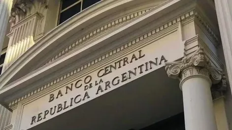 Tensión cambiaria: el dólar oficial tocó el techo de la banda y cerró en $1.485