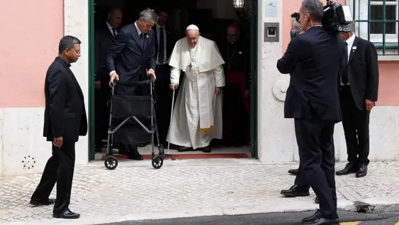 Pincelada final del Papa a un mural portugués