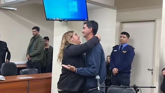 Profesor absuelto: llanto, abrazos y el descargo de la abogada