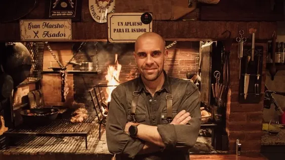 Mauricio Ballato con toda la carne al asador