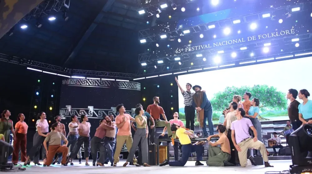 POSTAL SANJUANINA. El cuadro En mis ojos traigo el sol pudo ser transmitido por televisión abierta y por Internet. Familiares y amigos esperaron hasta altas horas de la madrugada para apreciar la performance de los artistas en acción.