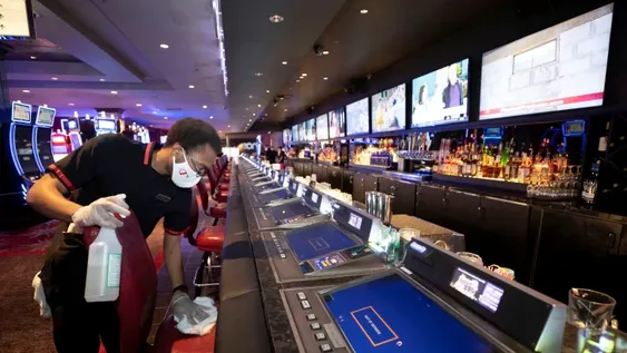 EEUU creó 2,5 millones de puestos de trabajo en mayo y la desocupación cayó a 13,3%