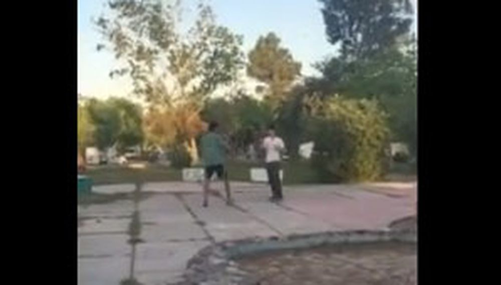 Dos chicos se tomaron a los golpes, los grabaron y arengaron