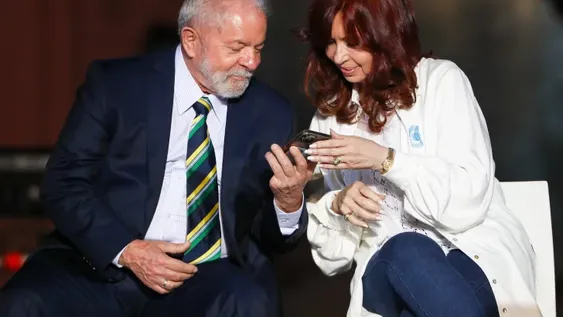 Cristina felicitó a Lula por su triunfo y agradeció “al pueblo de Brasil”
