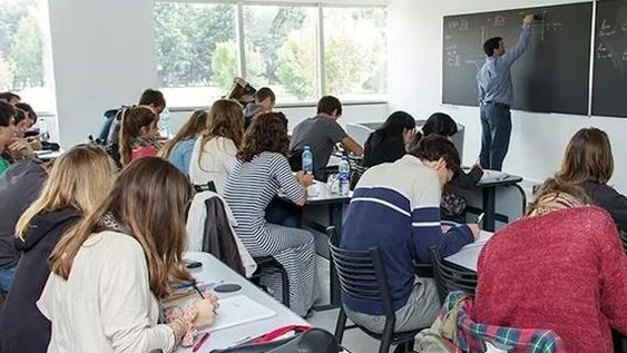 Sistema de vouchers de Milei suma críticas en otros países