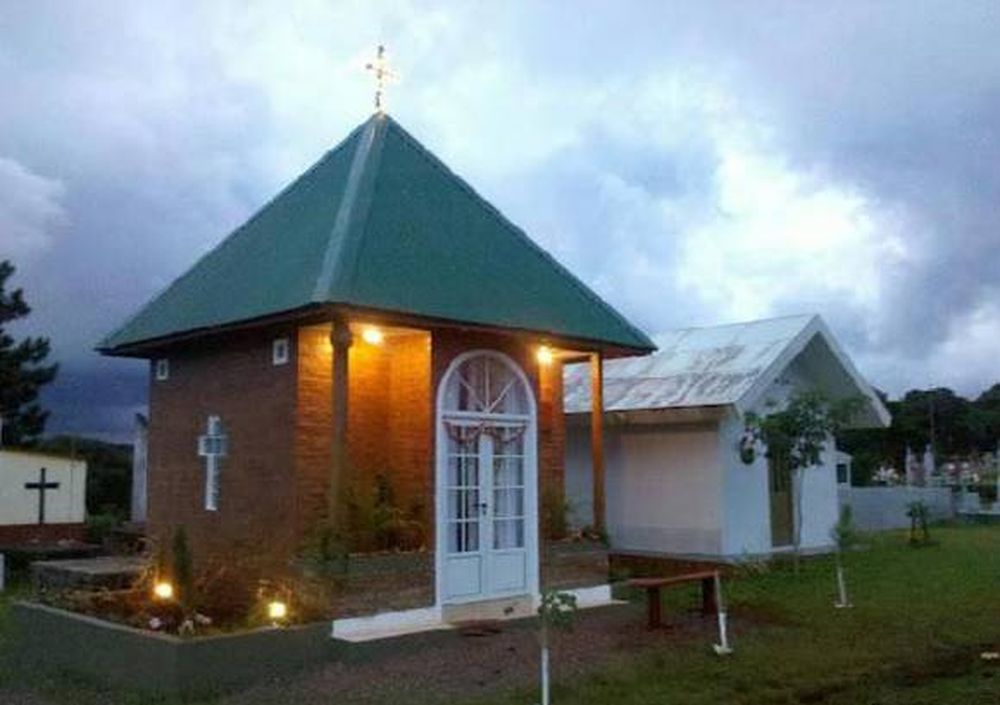 Duerme junto al féretro del  ex marido en el cementerio