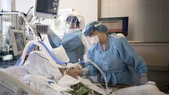 Los factores de riesgo para un ACV también agravan un cuadro de covid