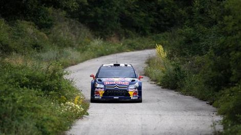 Loeb comanda el triplete