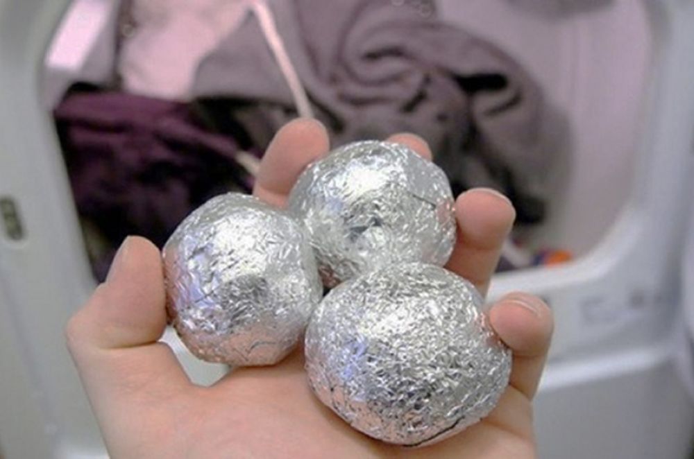 Para qué sirve poner bolitas de papel aluminio en el lavarropas