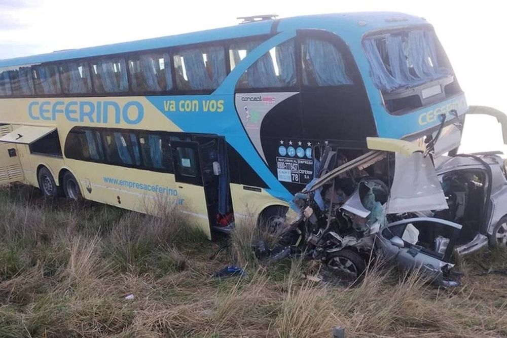 Un muerto tras un choque entre un micro de larga distancia, una camioneta y un auto en la ruta 3