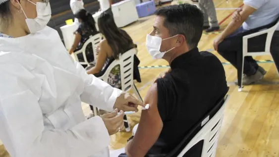 Comenzarán a vacunar a docentes del secundario y nivel superior