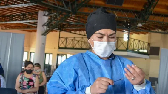 Dónde y en qué horarios vacunarán contra el Covid este fin de semana en San Juan