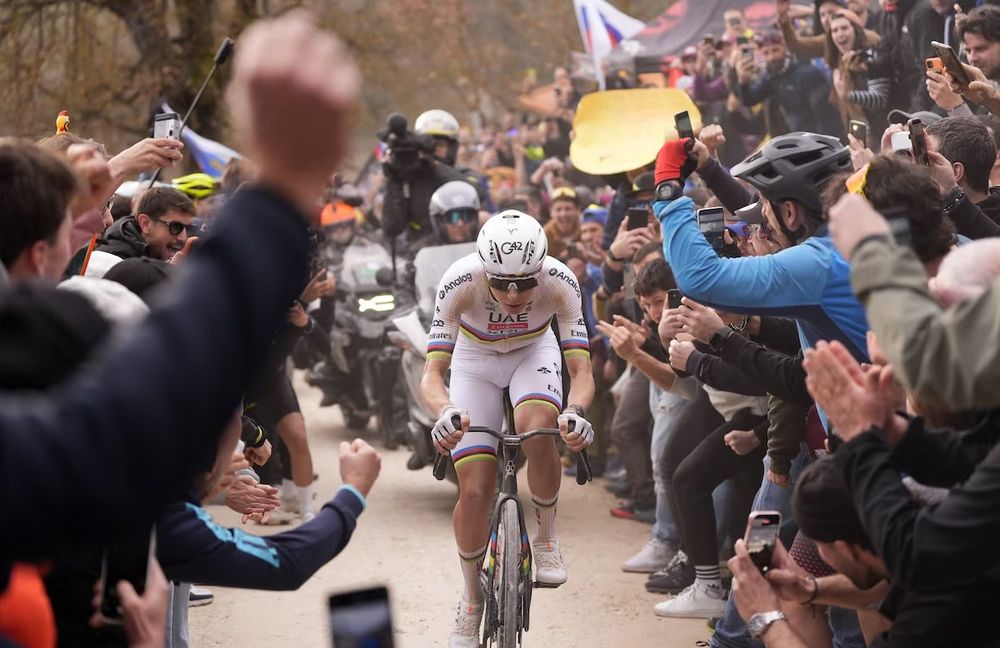 Imponente. Tadej Pogacar le puso su sello a la definición de la clásica Strade Bianche.