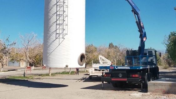 Con la intalación del tanque de 50.000 litros, la UCCuyo avanza con la obra clave para ahorrar agua.