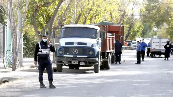 Iba en bicicleta a trabajar, un camión la atropelló y le pasó por arriba, fue su fin