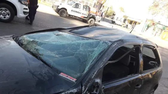 Violento triple choque en un cruce con semáforos: un auto terminó dado vuelta