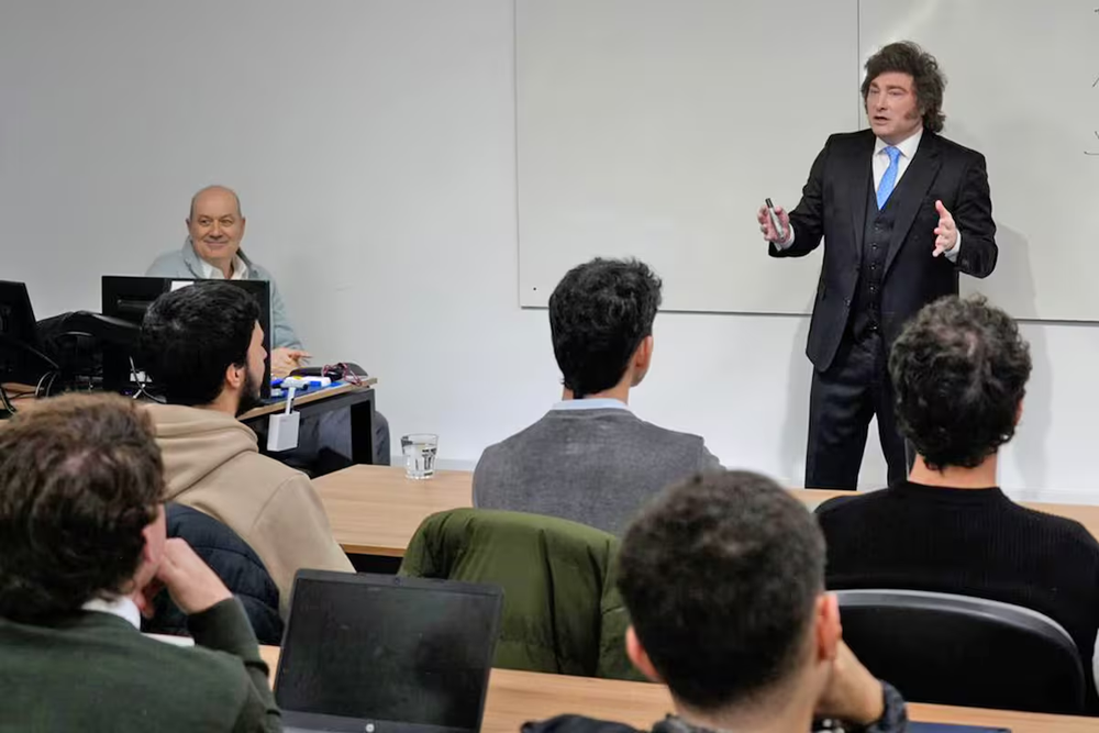 El profesor Javier Milei. La curiosa postal del presidente en un aula.