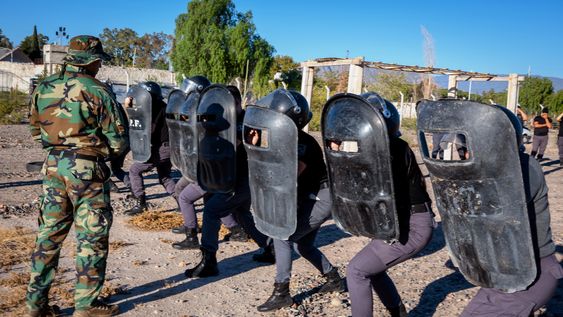 El Servicio Penitenciario de San Juan capacita en técnicas de Infantería a 150 efectivos.