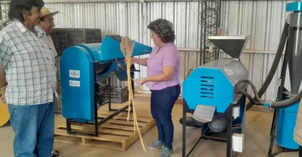 APOYO DIRECTO. El INTA se encarga de investigaciones para el agro y también en apoyo directo, como entrega de maquinaria a pequeños productores.