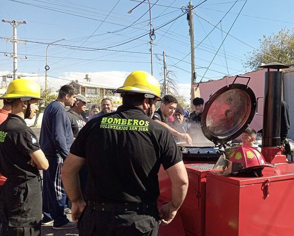 PREVIO. Bomberos Voluntarios de Chimbas compartieron un locro con vecinos en la previa del festejo de su día.