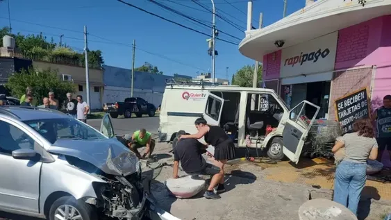 Una Trafic y un auto chocaron en una esquina de Capital y se estrellaron contra un Rapi Pago: seis personas trasladadas al hospital