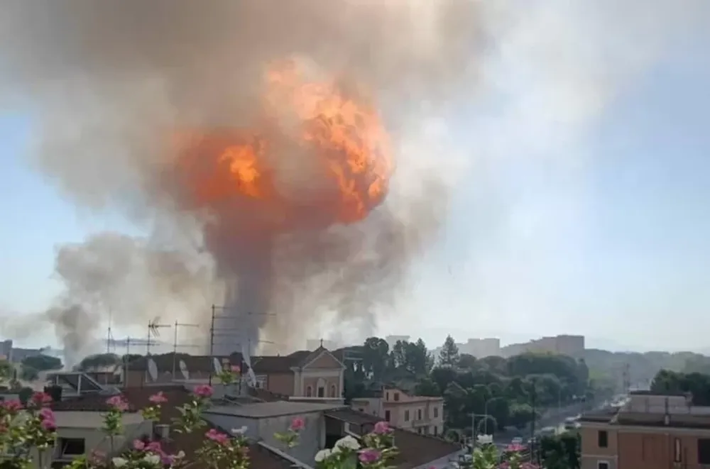 MIEDO. Lasllamas tras laexplosión seveían akilómetros y losromanos temíanlo peor. Algunospensaron queera un ataque terrorista.
