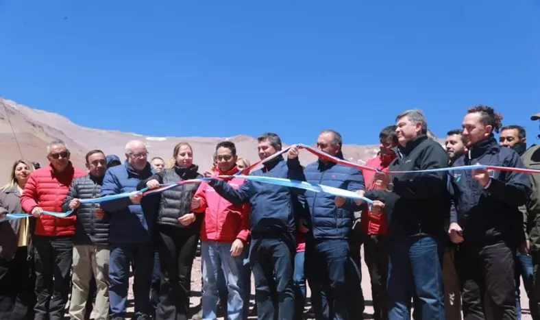 Marcelo Orrego junto a autoridades chilenas en la apertura del Paso de Agua Negra.