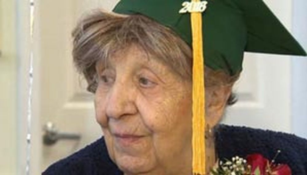 A los 100 años consiguió su diploma de la escuela primaria